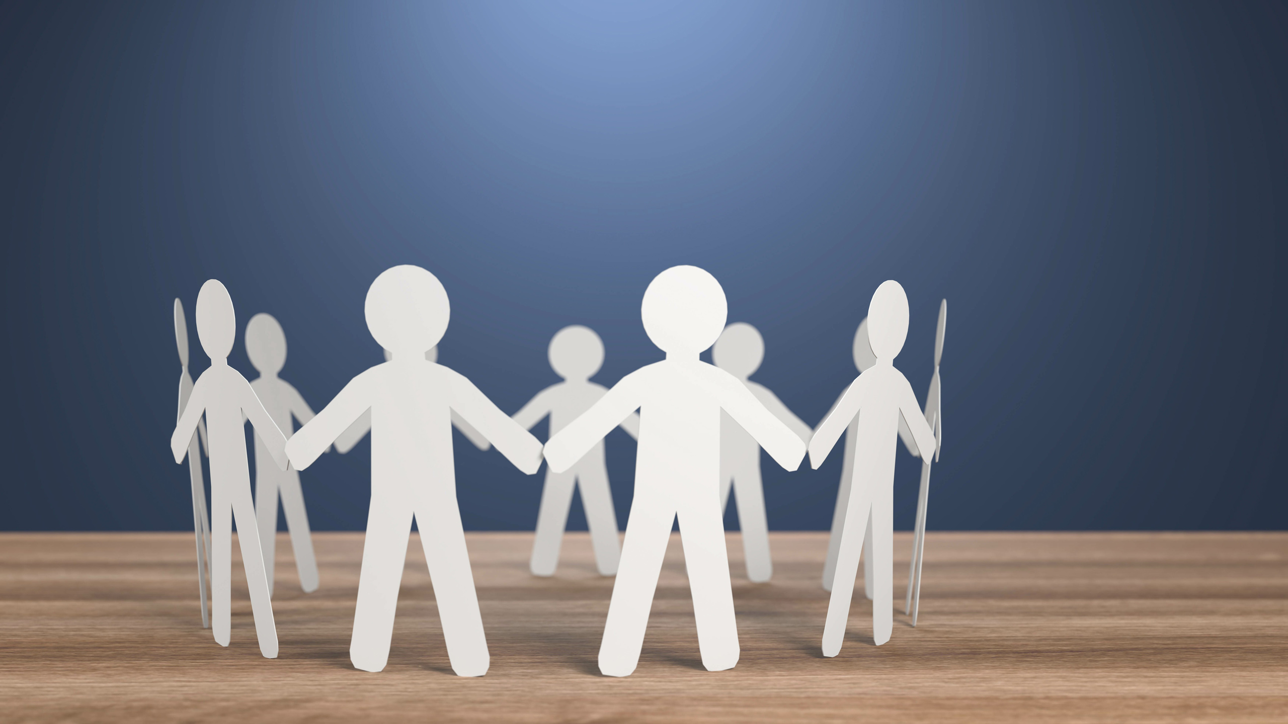 Kreis aus ausgeschnittenen stilisierten menschlichen Figuren